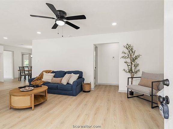2nd image of 518 McNair St
