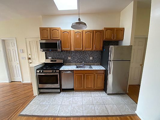 4th image of 716 Putnam Ave APT 3