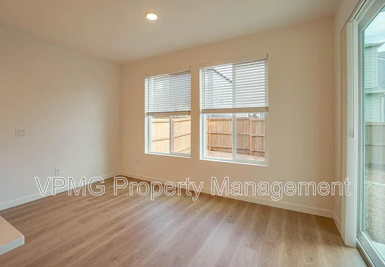 1605 NE 180th Ave — Photo 5
