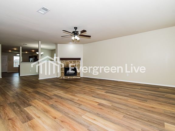 3rd image of 528 Silver Leaf Dr