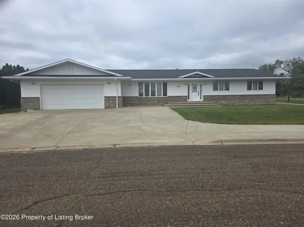 1204 Adams Ave, Hettinger, ND 58639