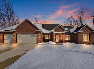 945 Woodcrest Heights Dr, Menasha, WI 54952