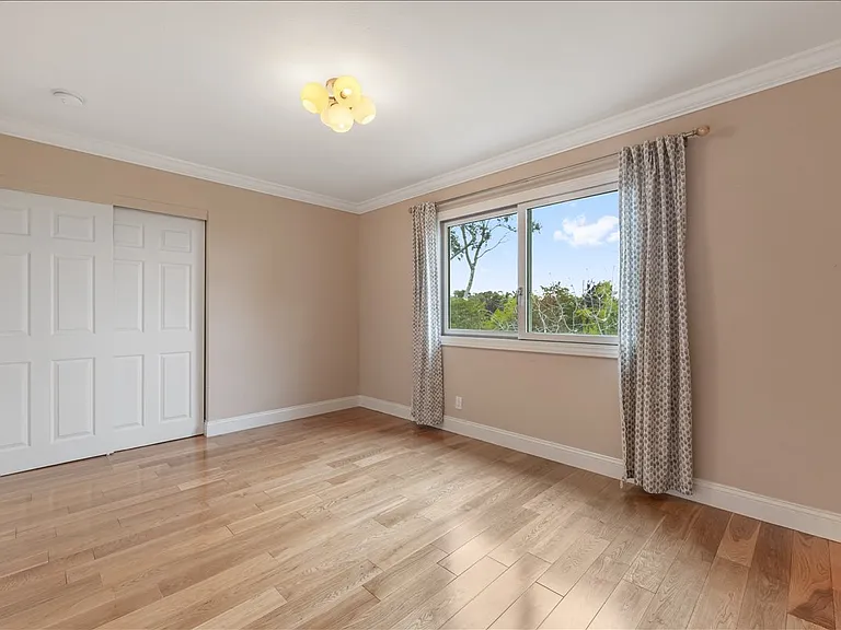 2740 Saint James Rd — Photo 32