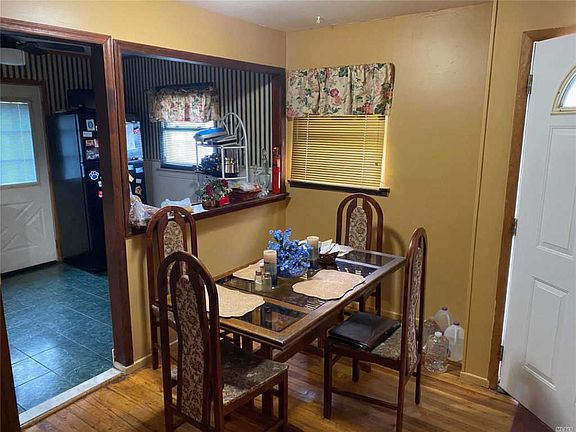 4th image of 160 Charter Oaks Ave