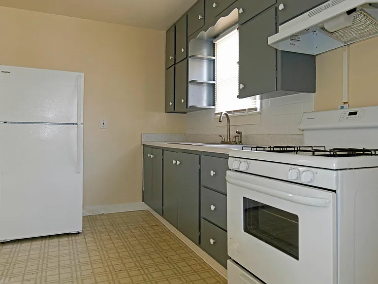 Kitchen with gas range/oven