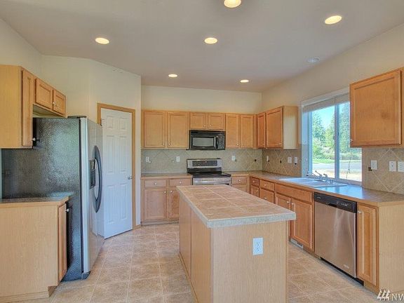 3rd image of 2215 190th St E
