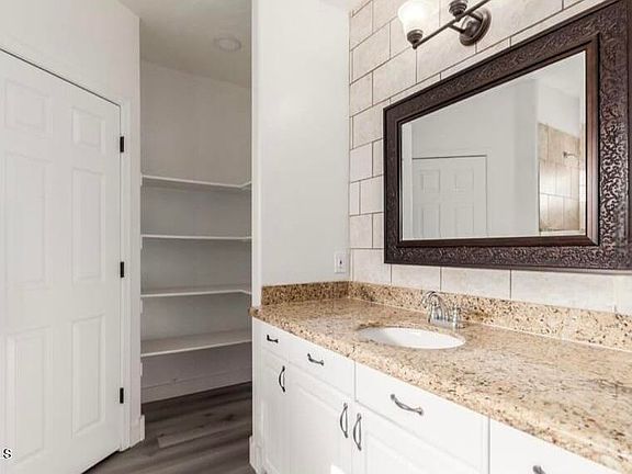 5th image of 9821 E UNIVERSITY Drive