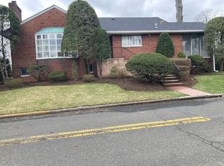 893 Alan Pl, Ridgefield, NJ 07657