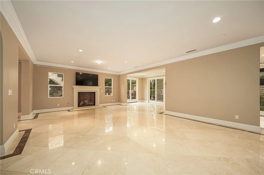 5 bed, 5161 sqft, $13,500 — Photo 3