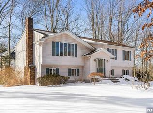 10 Hilltop Rd, Mahwah, NJ 07430