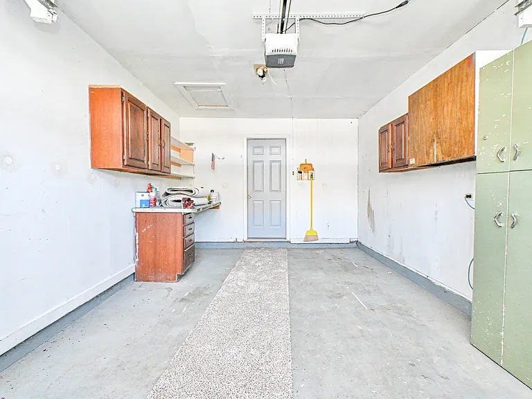 647 Bellaire Ct — Photo 31