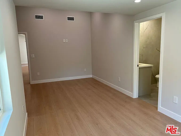 13338 Magnolia Blvd — Photo 38