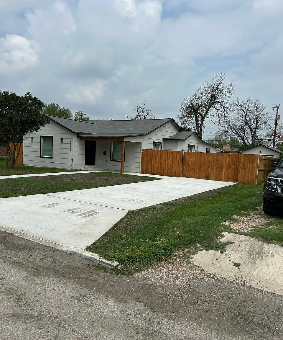 4 bed, 1700 sqft, $2,200 — Photo 2