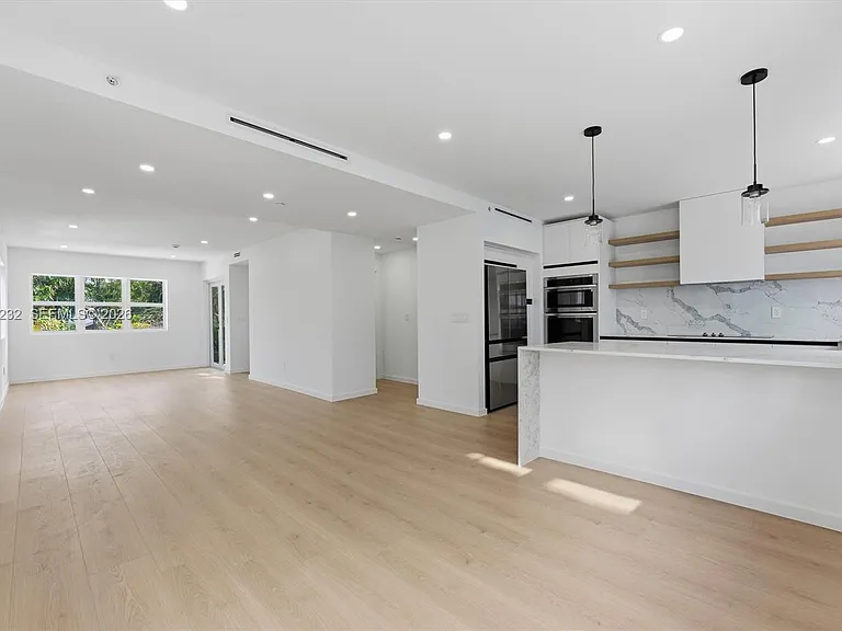 824 SE 12th Ct #850 — Photo 3