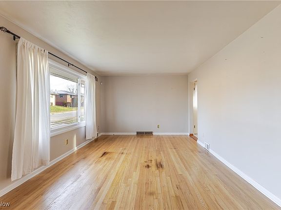 3rd image of 132 Capitol Dr