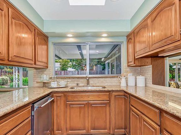 5th image of 122 Brookfield Dr