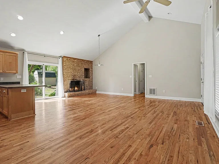 290 University Cir — Photo 18
