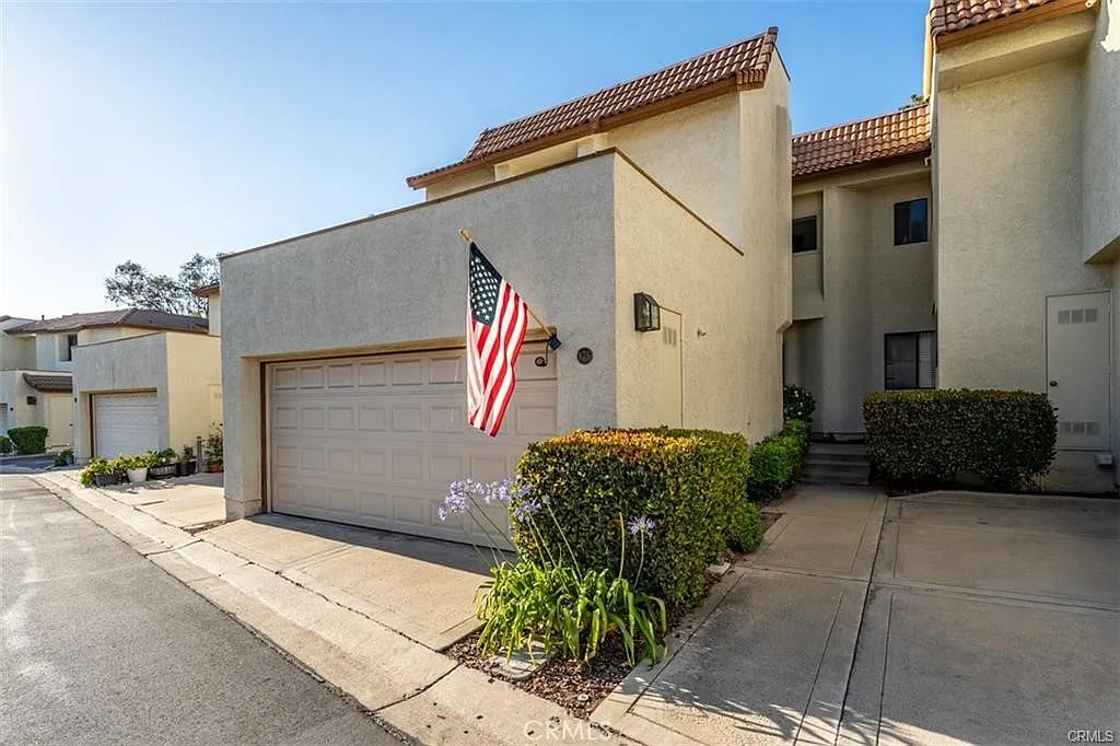 3 bed, 1118 sqft, $3,300 — Photo 2