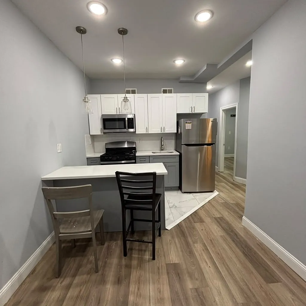 3 bed, 1000 sqft, $2,400 — Photo 1