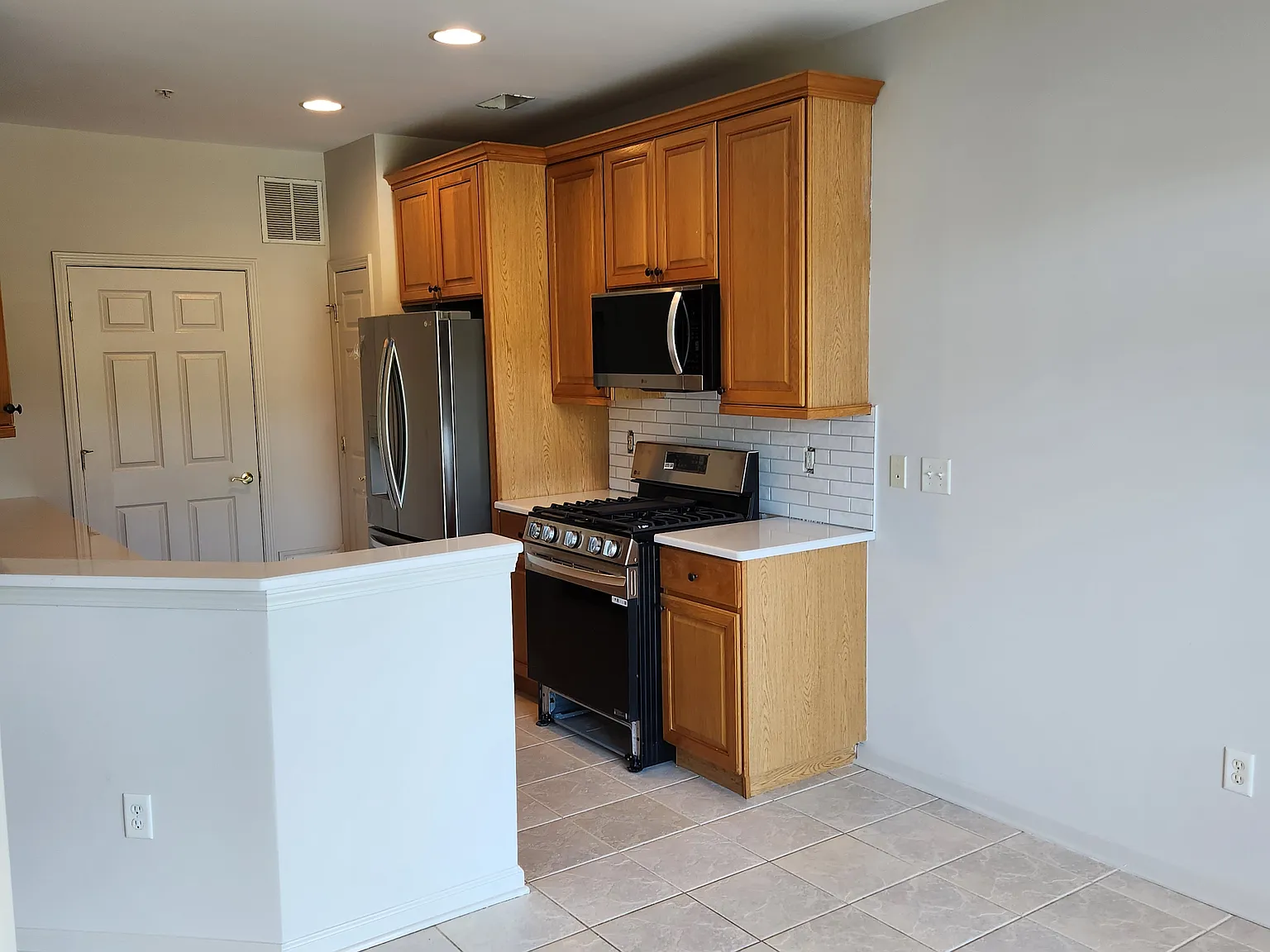 3 bed, 2000 sqft, $3,350 — Photo 4