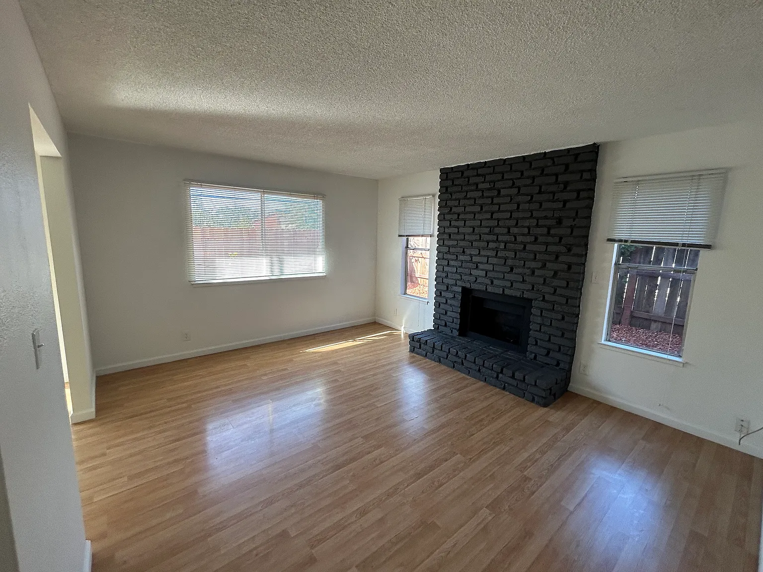3 bed, 2.5 bath, 1302 sqft, $2,700 — Photo 4