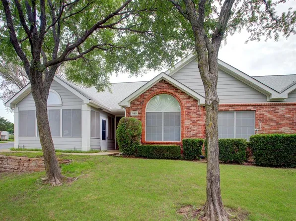 940 Bridges Dr, Arlington, TX 76012
