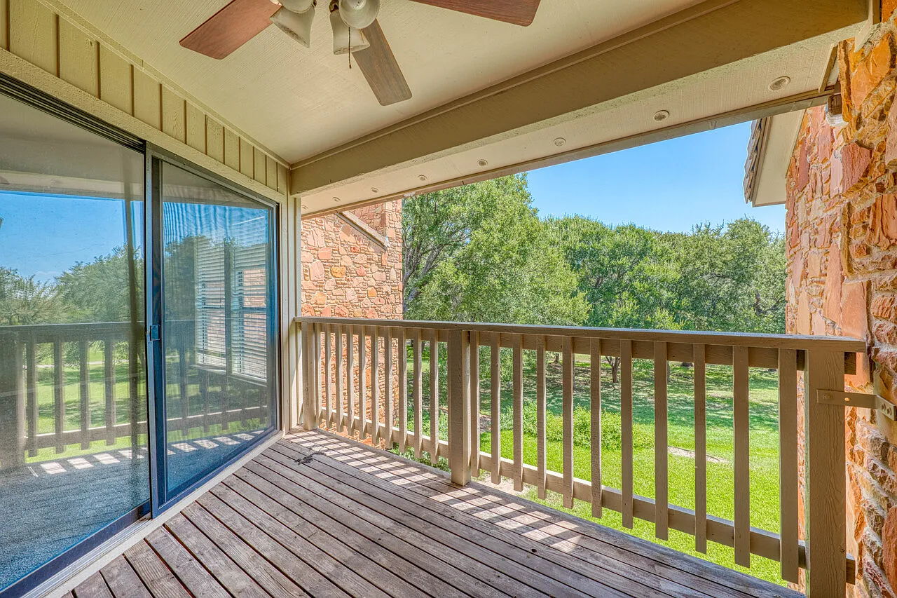 3 bed, 3.5 bath, 2099 sqft, $2,500 — Photo 3