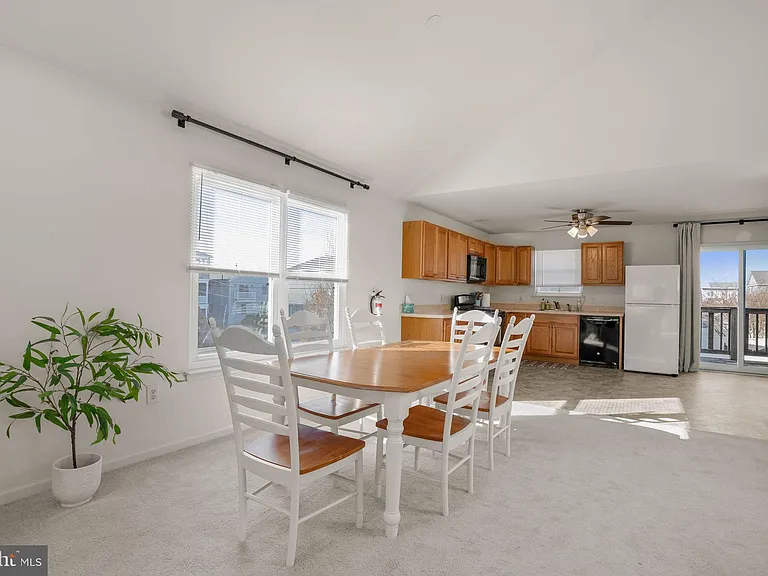 413 Beach Ave W #B — Photo 20