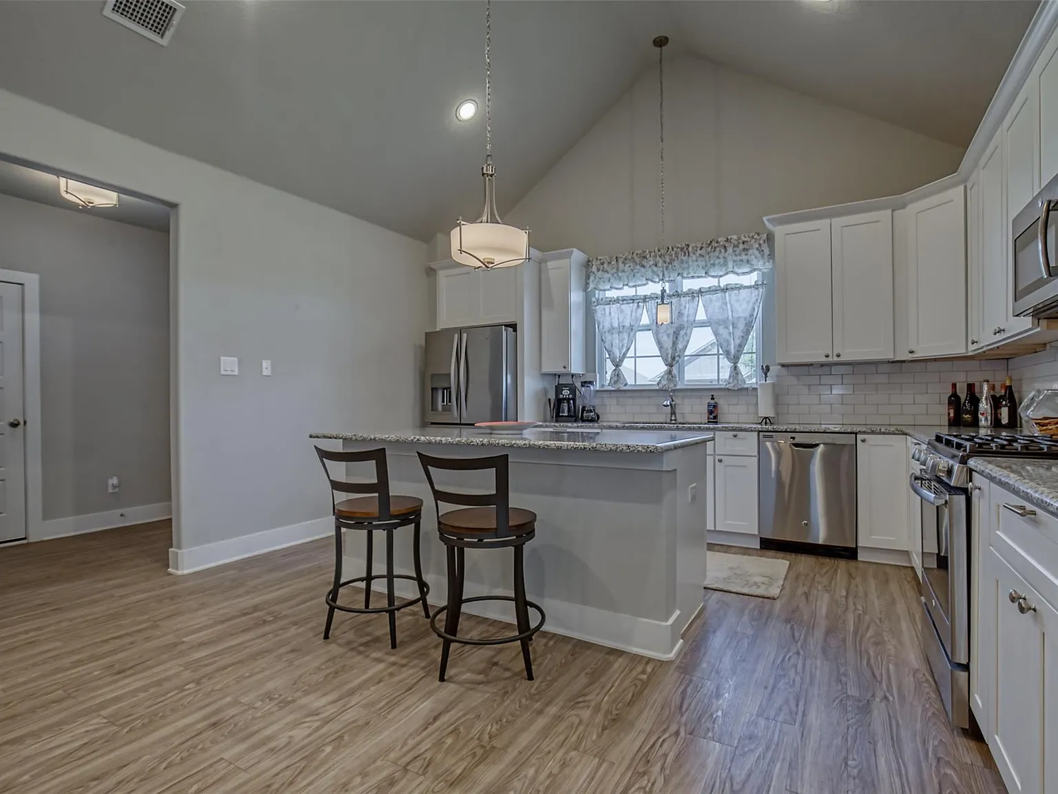 3 bed, 1801 sqft, $2,100 — Photo 4