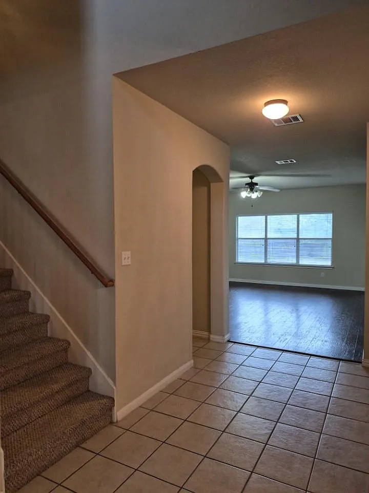 6 bed, 4.5 bath, 3726 sqft, $3,295 — Photo 4