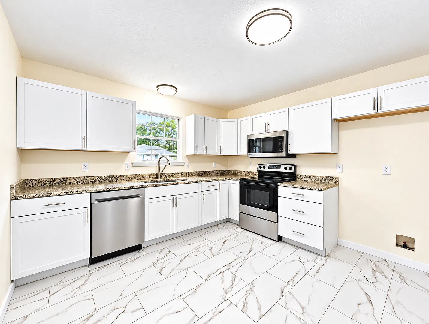 2 Bed | 2 Bath | 1 Car Garage Home! 1000 sqft located in Springfield! — Photo 4