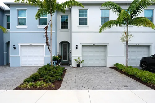 1832 SE Roxy Way Photo 1