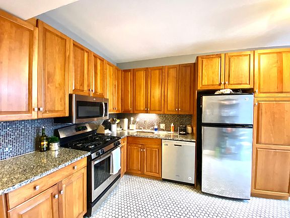 2nd image of 925 W Belmont Ave #2