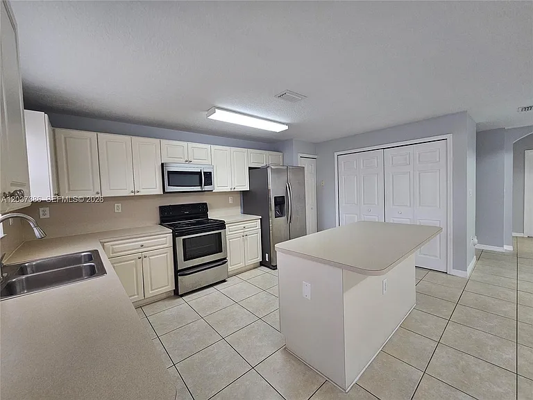 15270 SW 30th Ter — Photo 2