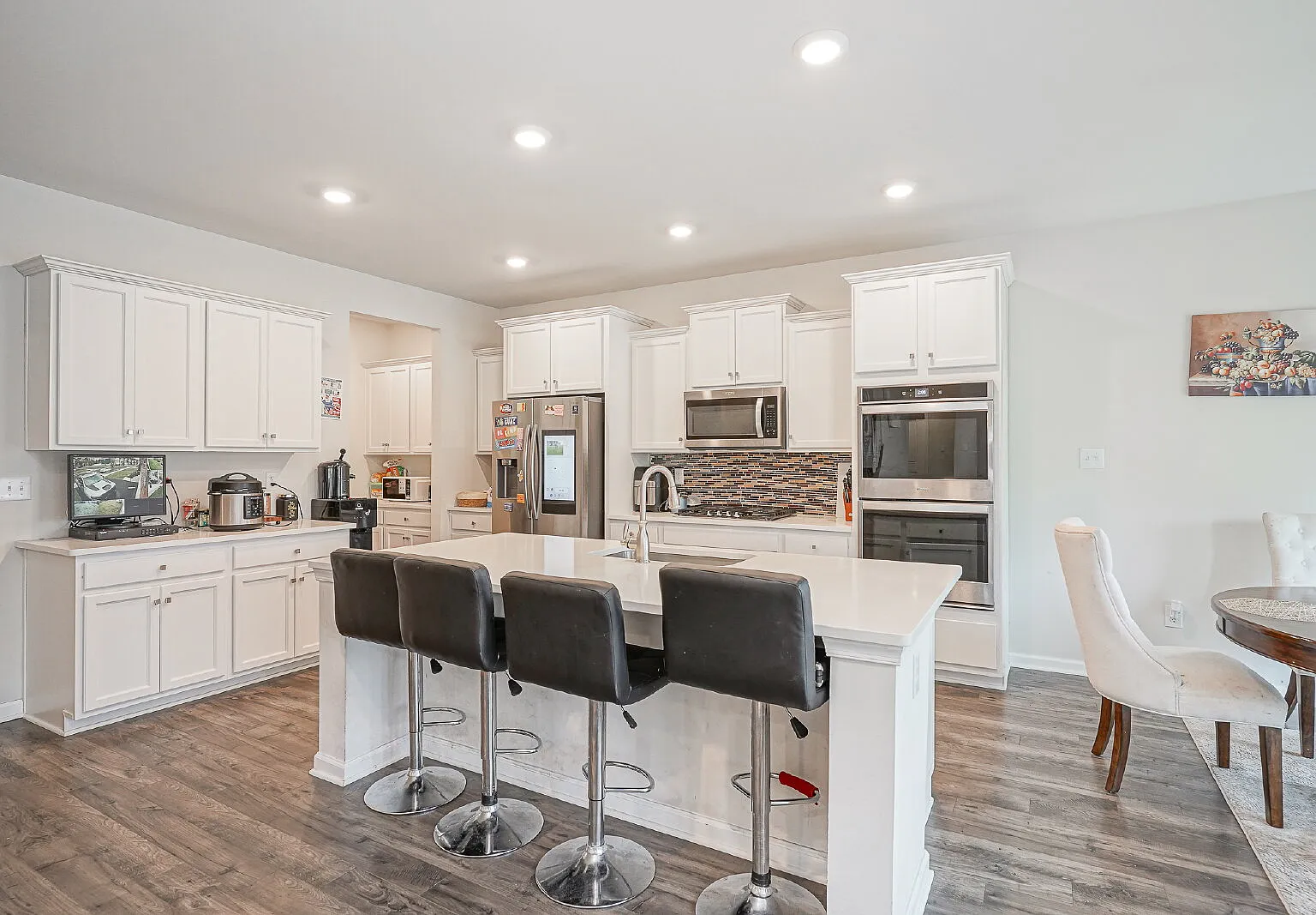 5 bed, 4.0 bath, 3717 sqft, $4,500 — Photo 4