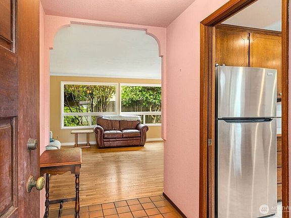 4th image of 1708 Monterey Court NE