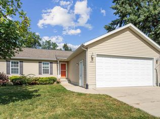 1401 Springbrook Dr, Cedar Falls, IA 50613