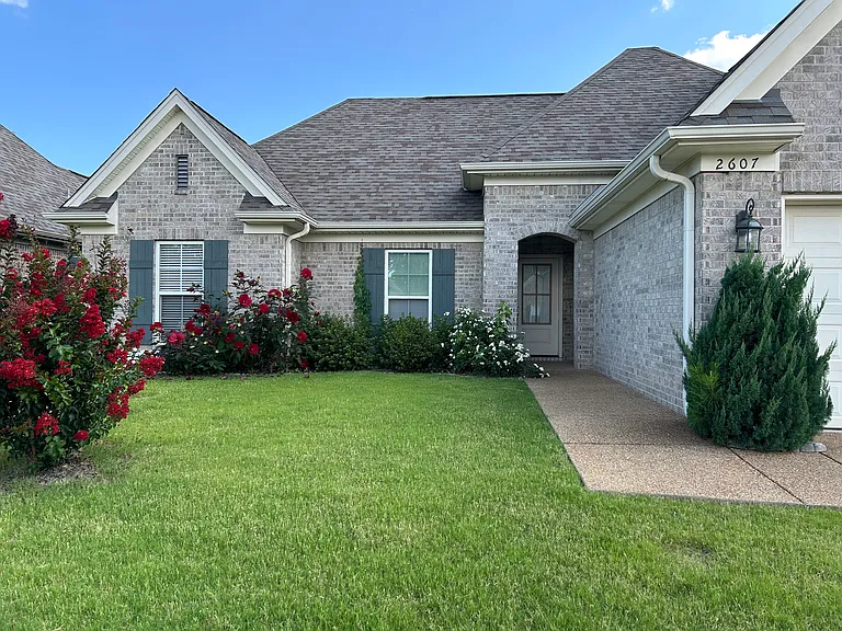 2607 Dawnwood Cir N — Photo 2
