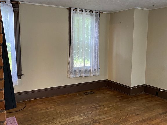 5th image of 3211 Milan Rd