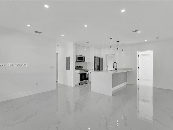 2nd image of 910 NW 133rd St