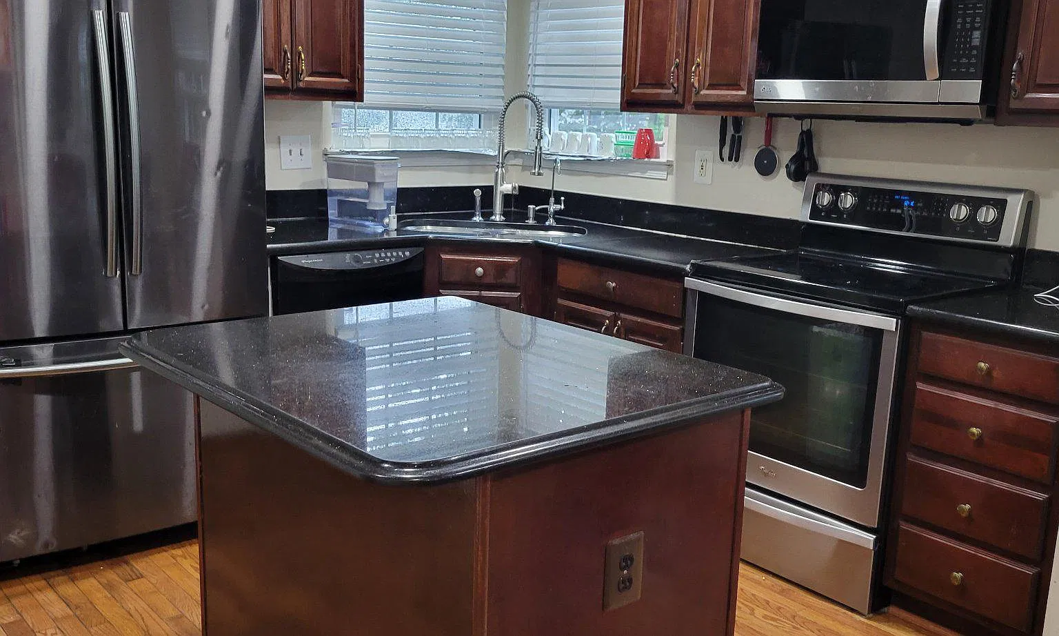 4 bed, 2.5 bath, 1946 sqft, $3,200 — Photo 2