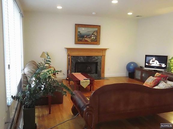 3rd image of 1126 Abbott Blvd
