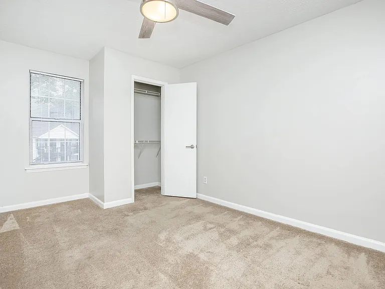 Cross Creek Apartments — Photo 23