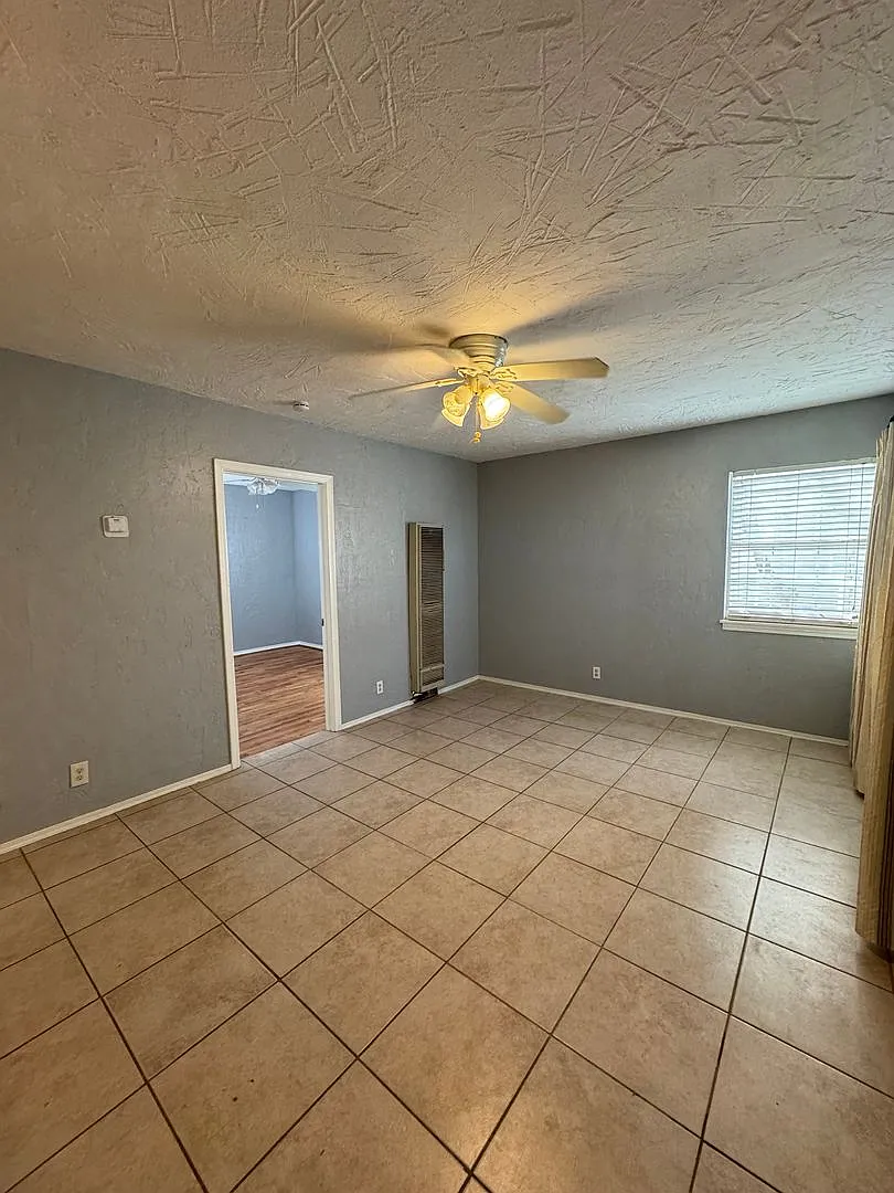 Adorable 3bedrooms 1 bathroom large fenced in backyard — Photo 4