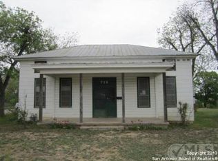 712 15th St, Hondo, TX 78861