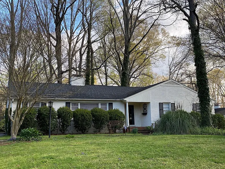 106 Hawkins Dr — Photo 3