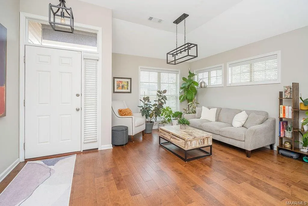 3 bed, 1696 sqft, $2,299 — Photo 3