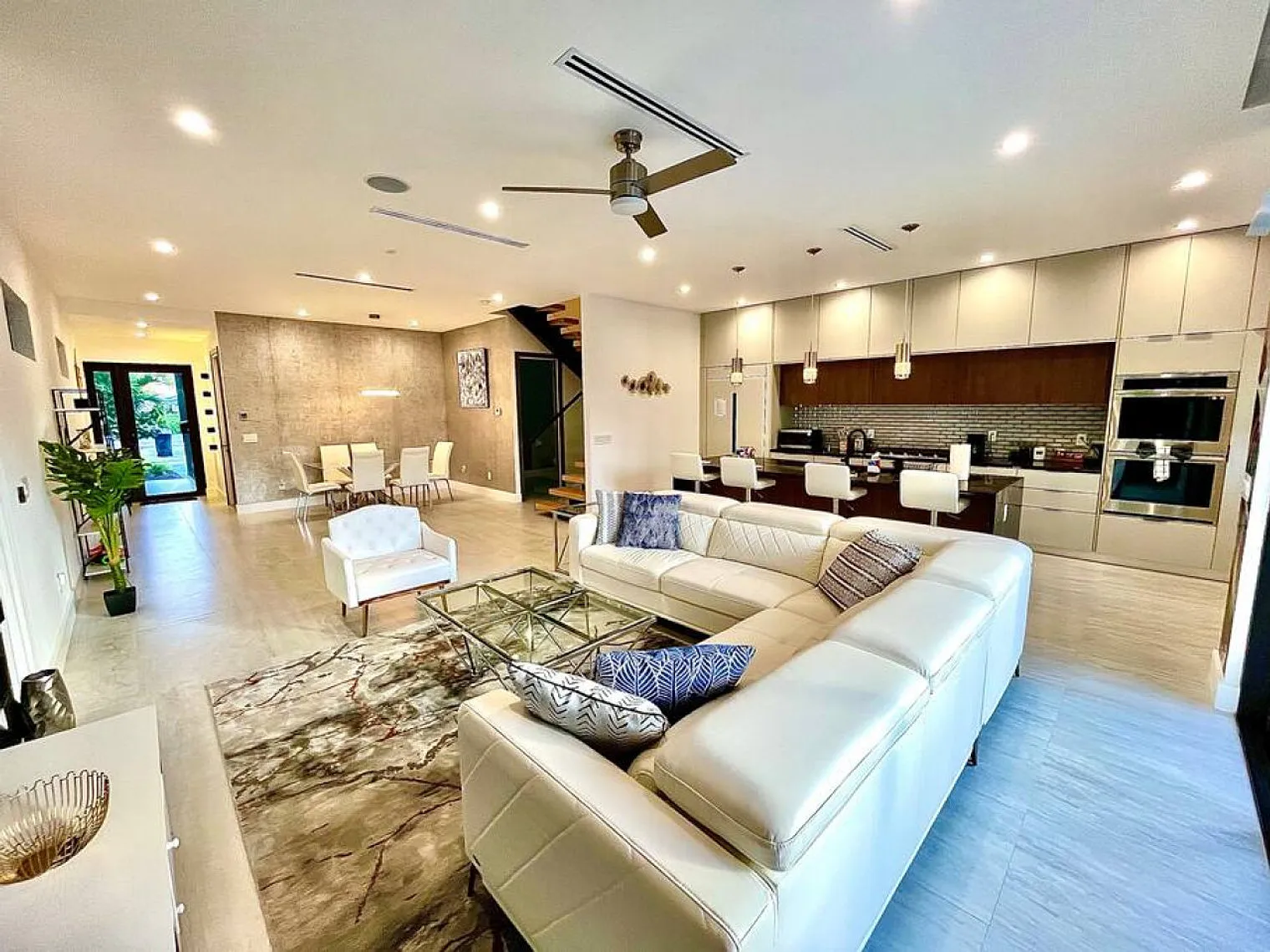 3 bed, 3.0 bath, 2992 sqft, $10,406 — Photo 3