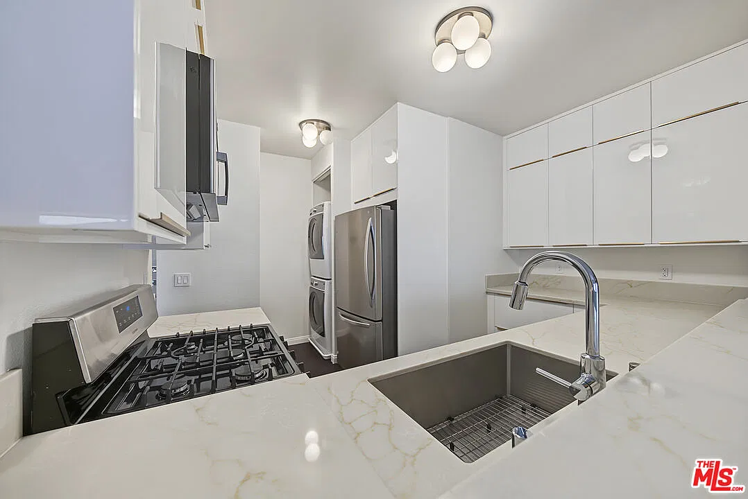 2 bed, 2.0 bath, 1003 sqft, $3,700 — Photo 2