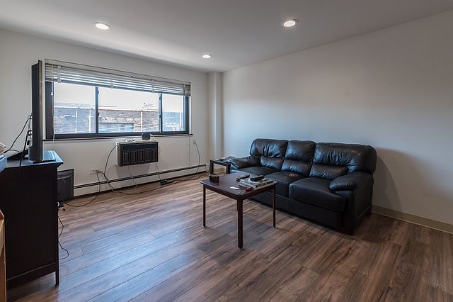 2nd image of 607 W Wrightwood Ave APT 508